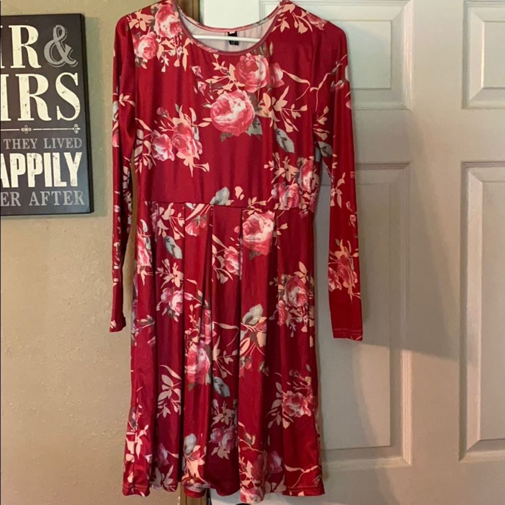 3/$20🍋Long sleeve maroon red floral dress small